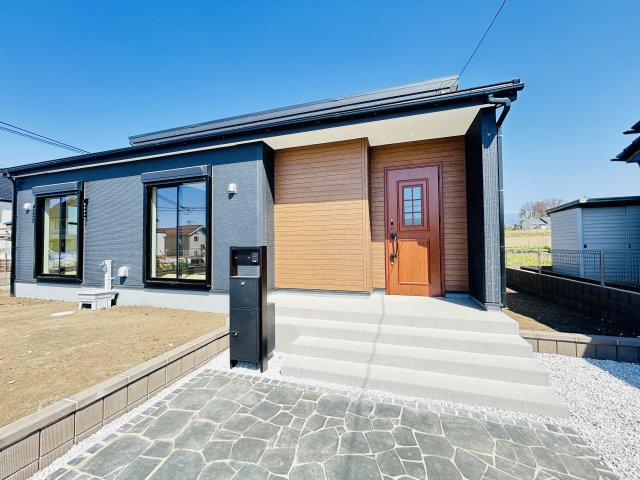 新築　前橋市小坂子町　Livele Garden.S　１号棟の玄関|現地写真　ポストと一体型のTVモニターホンでセキュリティ安心！
