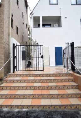 【エントランス】 | ミハス新宿富久町 | 清潔なエントランスです