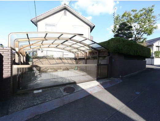 高森台戸建の駐車場