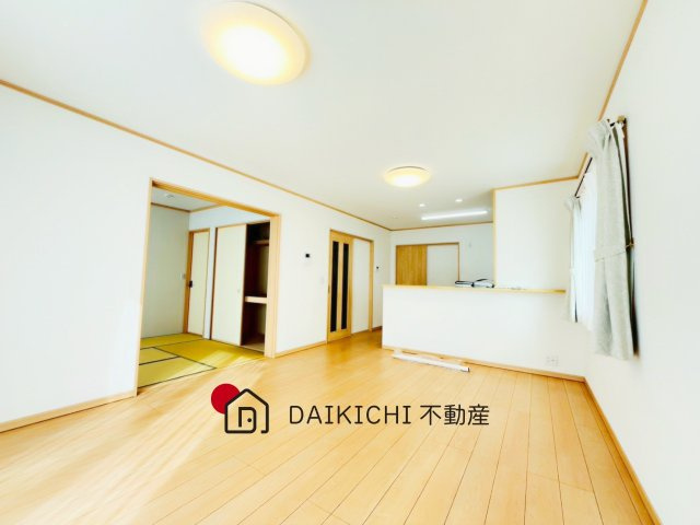 【居間・リビング】 | 鴻巣市榎戸2丁目　中古戸建