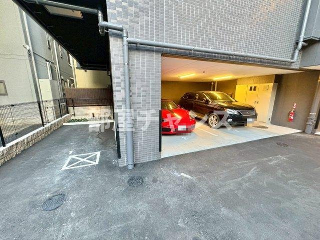 プレサンス名古屋ルーカスの駐車場
