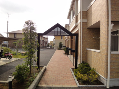 【エントランス】 | シャン・ルシオール | 外観写真（昼）