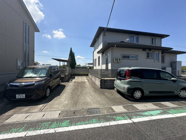 ルミエールの駐車場