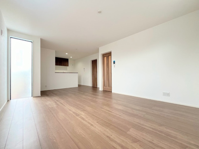 【内観：施工例】 | ◆大和市上和田　新築戸建て◆ | 【モデルルーム】◆ご家族の会話がはずむ、開放的なＬＤＫです。休日はお陽さまの光をたっぷりととりこめるぽかぽかリビングで過ごしませんか？