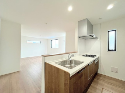 【内観：施工例】 | ◆大和市上和田　新築戸建て◆ | 【モデルルーム】◆キッチンからダイニングやリビングが見渡せるキッチン。料理をしながら家族とコミュニケーションをとれるだけでなく、大きな開放感も得られることができます。