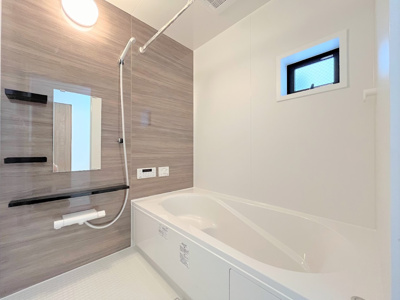 【内観：施工例】 | ◆大和市上和田　新築戸建て◆ | 【モデルルーム】◆モダンデザインの空間が気持ちよさを高めてくれるバスルーム。すっきりとした清潔感の中に都会的なセンスが感じられ、心身をリフレッシュできる寛ぎを深めてくれるスペースです。