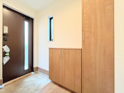 【内観：施工例】 | ◆大和市上和田　新築戸建て◆ | 【モデルルーム】◆光の渦が溢れた明るい玄関ホール。「おかえり」と「ただいま」が交差するお家の顔とも言える場所は爽やかで心地良い空間となっています。すっきり片付いた玄関で来客時にも自信が持てそう。