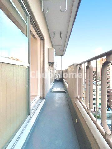 サンサーラ第2吾妻橋のバルコニー|【バルコニー】幅もあって、奥行きもあるゆとりのバルコニー。洗濯物を干したり乾かしたりだけでなく、ただ出てみるだけでも気持ちいいですよ。