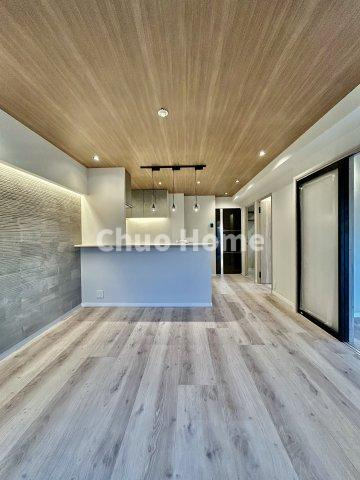 サンサーラ第2吾妻橋のダイニング|【ダイニング】忙しい朝でも、しっかり家族が揃って食事をして頂けるゆとりある大きさのダイニングスペース。奥様が作る手料理をカウンター越しに受けとって頂き、テーブルで囲む素敵な時間を存分に愉しんで下さい。