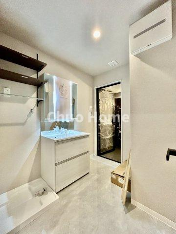 サンサーラ第2吾妻橋の脱衣所|【洗面所】明るい洗面所は朝をすっきりさせてくれる空間です。バタバタしている忙しい朝でも収納が多い洗面台では短い時間で効率良く支度ができます。