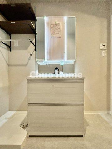 サンサーラ第2吾妻橋の独立洗面台|【洗面化粧台】洗面化粧台には三面鏡を採用。身だしなみを整えやすい事はもちろんですが、鏡の後ろに収納スペースを設ける事により、散らかりやすい洗面スペースをすっきりさせる事が出来るのも嬉しいですね