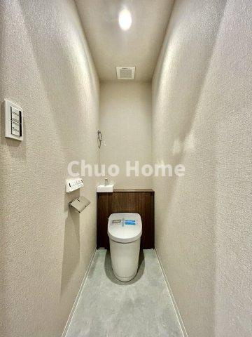 サンサーラ第2吾妻橋のトイレ|【トイレ】 収納スペースをしっかりと確保した温水洗浄便座機能付きトイレ。温水洗浄便座は清潔にお使いいただくための大切なアイテムです。