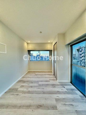 サンサーラ第2吾妻橋の洋室|【洋室】快適に過ごす条件は、一人ひとり違います。だからこそ飾り過ぎないシンプルな内装と偏り過ぎないデザインで統一しております。居住していく中でオーナー様だけの【マイホーム】に創り上げて下さい