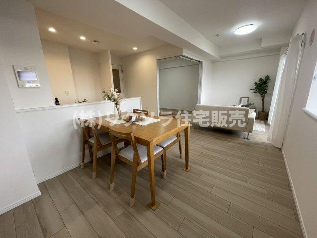 イトーピア香里園ヴァルコートの居間・リビング|LDK14.8帖　床暖房付き
■物件内覧・資金計画相談・住宅ローン相談、リフォーム相談、お問合せ受付中■
※当日・翌日のご内覧、ご相談はお電話でのお問合せがスムーズです！