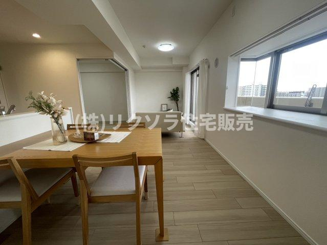 イトーピア香里園ヴァルコートのダイニング|LDK14.8帖　床暖房付き
■物件内覧・資金計画相談・住宅ローン相談、リフォーム相談、お問合せ受付中■
※当日・翌日のご内覧、ご相談はお電話でのお問合せがスムーズです！