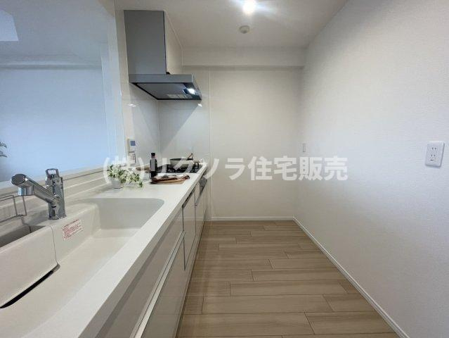 イトーピア香里園ヴァルコートのキッチン|LDK14.8帖　床暖房付き
■物件内覧・資金計画相談・住宅ローン相談、リフォーム相談、お問合せ受付中■
※当日・翌日のご内覧、ご相談はお電話でのお問合せがスムーズです！