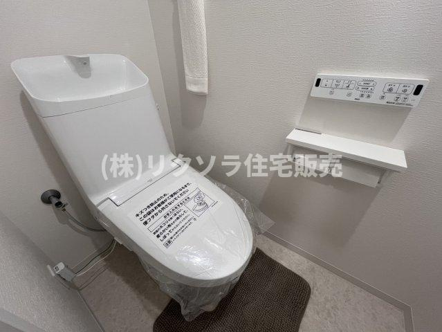 イトーピア香里園ヴァルコートのトイレ|温水洗浄便座付き
■物件内覧・資金計画相談・住宅ローン相談、リフォーム相談、お問合せ受付中■
※当日・翌日のご内覧、ご相談はお電話でのお問合せがスムーズです！