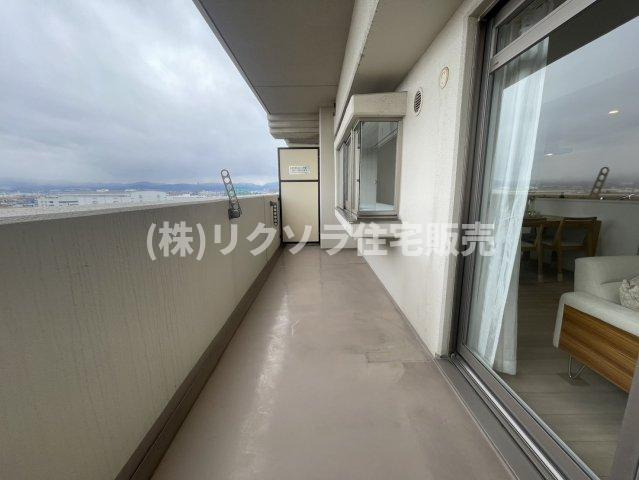 イトーピア香里園ヴァルコートのバルコニー|ワイドバルコニー
■物件内覧・資金計画相談・住宅ローン相談、リフォーム相談、お問合せ受付中■
※当日・翌日のご内覧、ご相談はお電話でのお問合せがスムーズです！