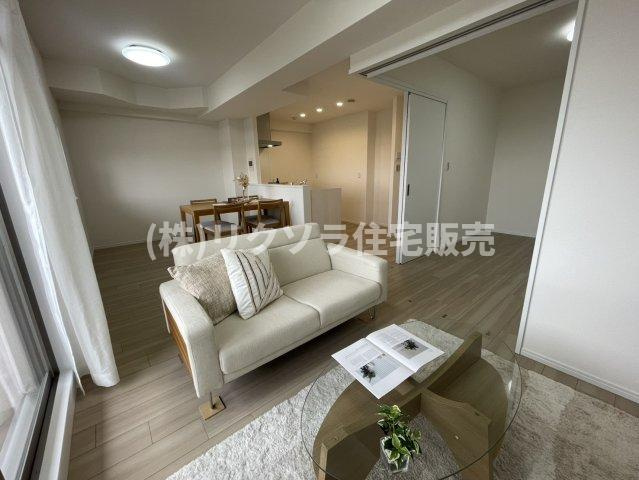 イトーピア香里園ヴァルコートの居間・リビング|LDK14.8帖　床暖房付き
■物件内覧・資金計画相談・住宅ローン相談、リフォーム相談、お問合せ受付中■
※当日・翌日のご内覧、ご相談はお電話でのお問合せがスムーズです！