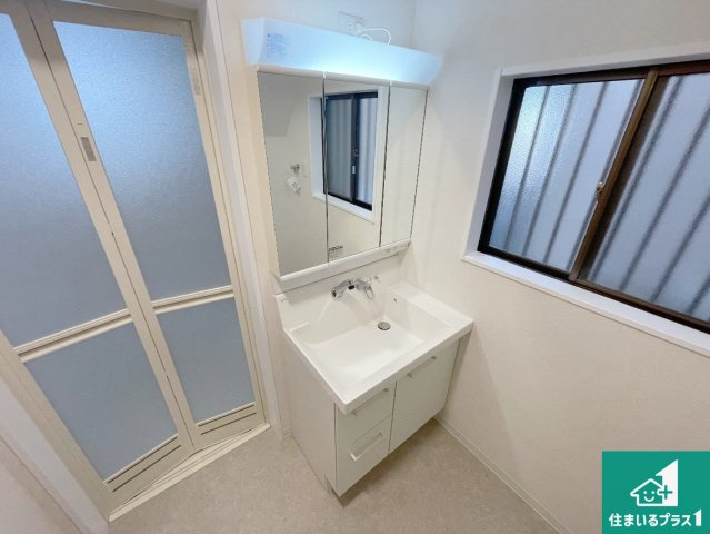 伊丹市荻野　中古一戸建ての独立洗面台|清潔感のある洗面台です。フラットな鏡は掃除がしやすく毎日清潔！鏡裏には収納があるのでスッキリとした洗面台が保てます。