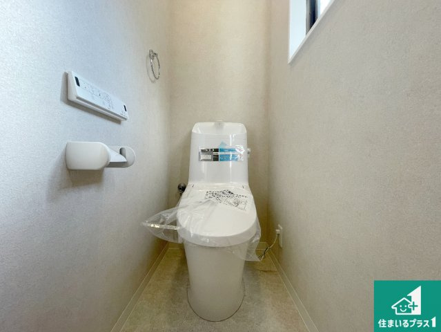 伊丹市荻野　中古一戸建てのトイレ|広々と明るいトイレ！