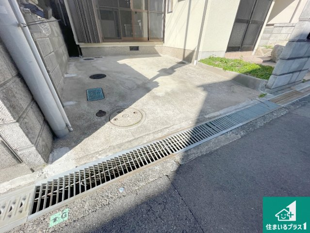 伊丹市荻野　中古一戸建ての駐車場|駐車スペース！散水栓があるので、こまめに愛車を洗えます！