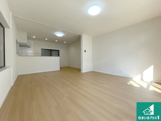 伊丹市荻野　中古一戸建ての居間・リビング|日当たり良好の明るいリビングで朝の目覚めもスッキリできそう！対面キッチンでご家族のコミュニケーションも自然と増える設計！小さなお子様が遊ぶスペースを作っても広々とくつろげるLDK！