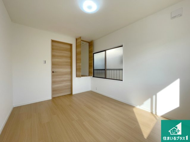 伊丹市荻野　中古一戸建ての洋室|シンプルな洋室は、自分好みのインテリアが楽しめます♪ぜひお楽しみください♪