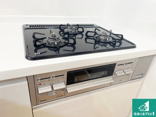 伊丹市荻野　中古一戸建ての設備|ダブル高火力Ｓｉセンサー付きコンロ！３口あるので、まとめて料理をする時も大活躍！