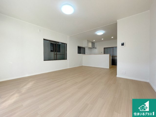 伊丹市荻野　中古一戸建ての居間・リビング|日当たり良好の明るいリビングで朝の目覚めもスッキリできそう！対面キッチンでご家族のコミュニケーションも自然と増える設計！小さなお子様が遊ぶスペースを作っても広々とくつろげるLDK！