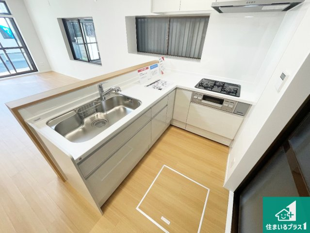 伊丹市荻野　中古一戸建てのキッチン|シンプルなリビングは、観葉植物等のインテリアを楽しめますね！パパ好みにも、ママ好みにも家具次第で雰囲気を変えることができます！