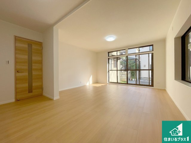 伊丹市荻野　中古一戸建ての居間・リビング|明るいリビングで朝の目覚めもスッキリできそう！対面キッチンでご家族のコミュニケーションも自然と増える設計！小さなお子様が遊ぶスペースを作っても広々とくつろげるLDK！