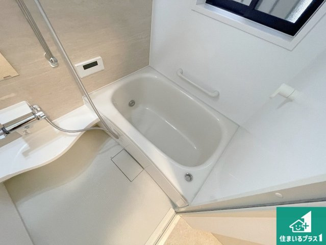 伊丹市荻野　中古一戸建ての浴室|足をゆったり伸ばして寛げる浴槽です。窓が設けられていますので差し込む光が明るく穏やかな雰囲気にしてくれます♪浴室乾燥機も設置しているので、雨の日の洗濯物も安心です♪