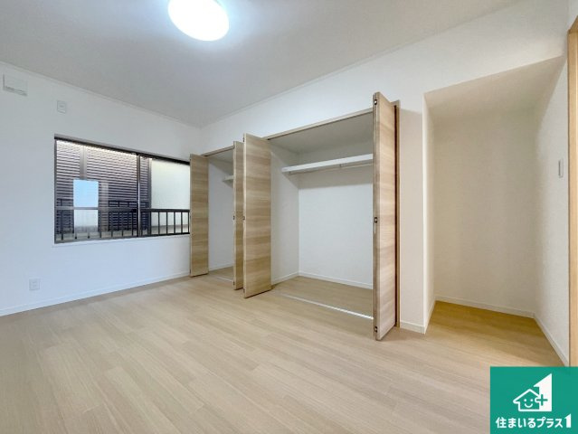 伊丹市荻野　中古一戸建ての洋室|寝室は心地よい眠りについてもらいたくて、シンプルかつ開放的な空間な設計にしています！大きな窓から差し込む日が心地いいです♪