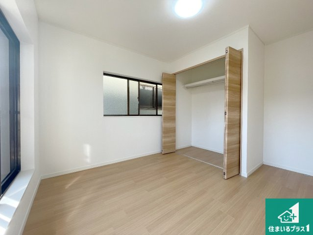 伊丹市荻野　中古一戸建ての洋室|収納スペースが充実しているので子供の成長に合わせてたくさん収納ができます！家族構成に合わせた様々な活用ができる収納！