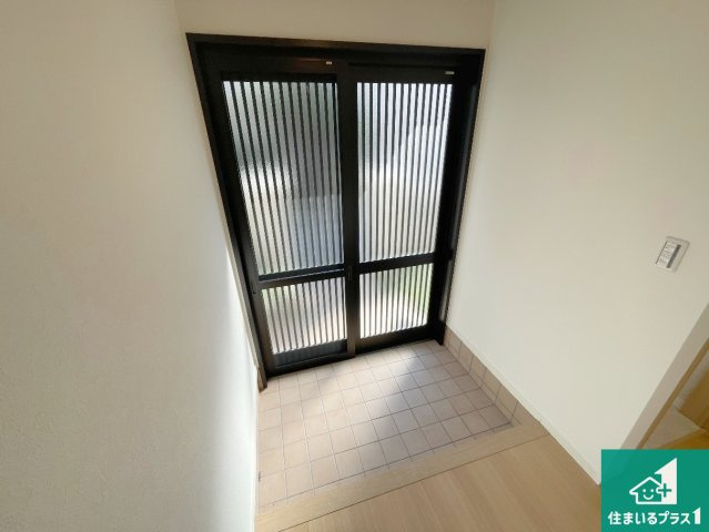 伊丹市荻野　中古一戸建ての玄関|明るい光ガ差し込む玄関！