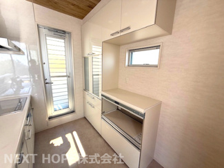 【キッチン】 | 宝塚市山手台東５丁目中古戸建 | キッチン後方には大きなカップボードが設けられております♪たくさんの食器や調理家電もスッキリ収納できます！！