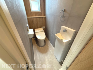 【トイレ】 | 宝塚市山手台東５丁目中古戸建 | トイレは１階・２階に設けられております♪こちらは2階部分のトイレです！タンクレストイレです！手洗いが別にあり、お掃除の時も重宝します！