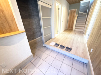 【玄関】 | 宝塚市山手台東５丁目中古戸建 | スッキリとした玄関です♪玄関収納も有ります！！ぜひ現地でご確認ください！