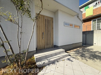 【玄関】 | 宝塚市山手台東５丁目中古戸建 | 木の温もりを感じられる玄関ドアです♪