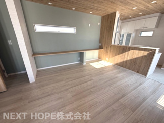 【居間・リビング】 | 宝塚市山手台東５丁目中古戸建 | ２階LDKは約22.8帖の大空間です♪休日も自宅でのんびりできる癒しの空間です！令和７年７月リフォーム済み！いつでもご覧いただけます！！お気軽にネクストホープ不動産販売までお問い合わせを！！