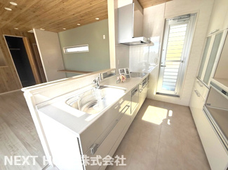 【キッチン】 | 宝塚市山手台東５丁目中古戸建 | 圧迫感の無い対面式システムキッチンです♪お料理を作りながらリビングのご家族とのコミュニケーションもとれます！食器洗い乾燥機付きで食後の後片付けはお任せです！！