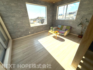 【居間・リビング】 | 宝塚市山手台東５丁目中古戸建 | リビングです♪二面採光の明るく開放的な室内です！！ぜひ現地でご確認ください！！
