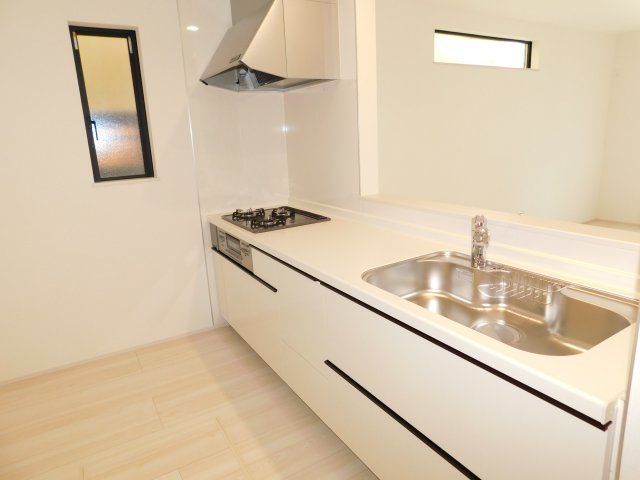 北名古屋市高田寺起返の新築一戸建のキッチン|◇キッチン◇　　人気の対面式・人造大理石カウンターシステムキッチン・浄水機能付ハンドシャワー・スローインクローズレール・静音仕様シンク・Ｓｉセンサーコンロ（３口）・床下収納庫