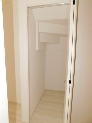 北名古屋市高田寺起返の新築一戸建の収納|◇リビング収納◇　　日用品のストックなどに便利な収納スペース完備♪