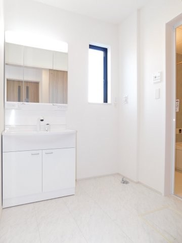 北名古屋市高田寺起返の新築一戸建の独立洗面台|◇洗面室◇　　三面鏡シャンプードレッサー　くもり止め仕様