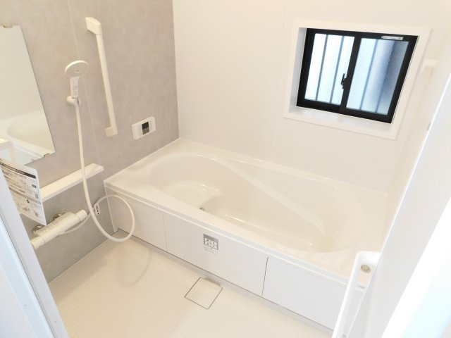 北名古屋市高田寺起返の新築一戸建の浴室|◇浴室◇　　広い１坪サイズ（LIXIL）・保温浴槽・エコベンチ浴槽・追い焚き・オートバス・浴室暖房乾燥機・キレイサーモフロア・バリアフリーバス・浴室窓あり