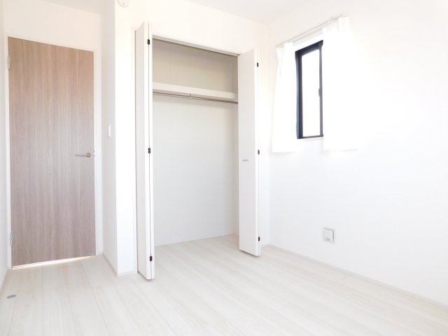 北名古屋市高田寺起返の新築一戸建の洋室|◇洋室◇　　明るい洋室約４．８４帖　全居室収納完備♪