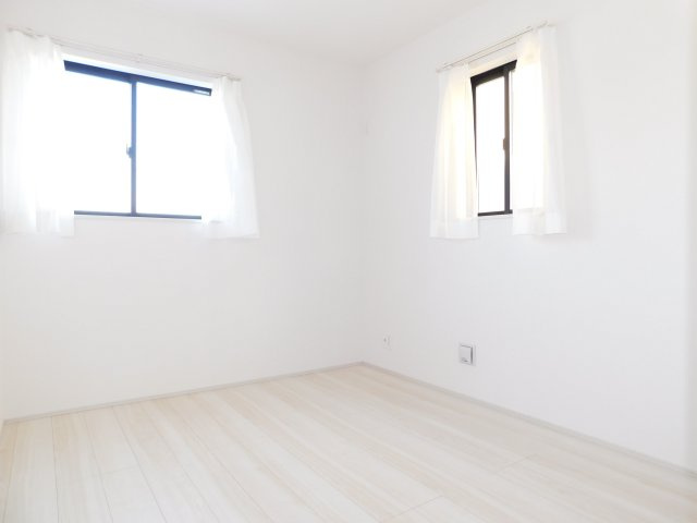 北名古屋市高田寺起返の新築一戸建の洋室|◇洋室◇　　明るい洋室約４．８４帖　全居室収納完備♪