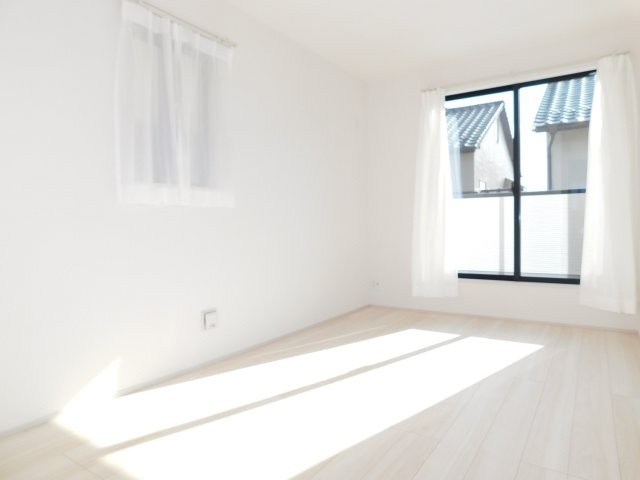 北名古屋市高田寺起返の新築一戸建の洋室|◇洋室◇　　南面で明るい洋室約６．５６帖　全居室収納完備♪　バルコニー利用可！